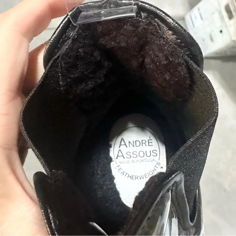 Andre Assous Peggy Vinyl Featherweights Faux Shearling Black Chelsea Boot Size 8 - Picture 8 of 9